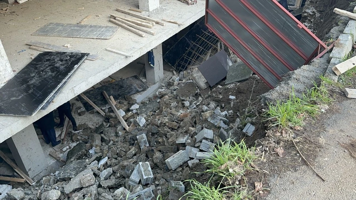Üsküdar\'da İnşaat Alanında İstinat Duvarı Çöktü: 3 İşçi Kurtarıldı