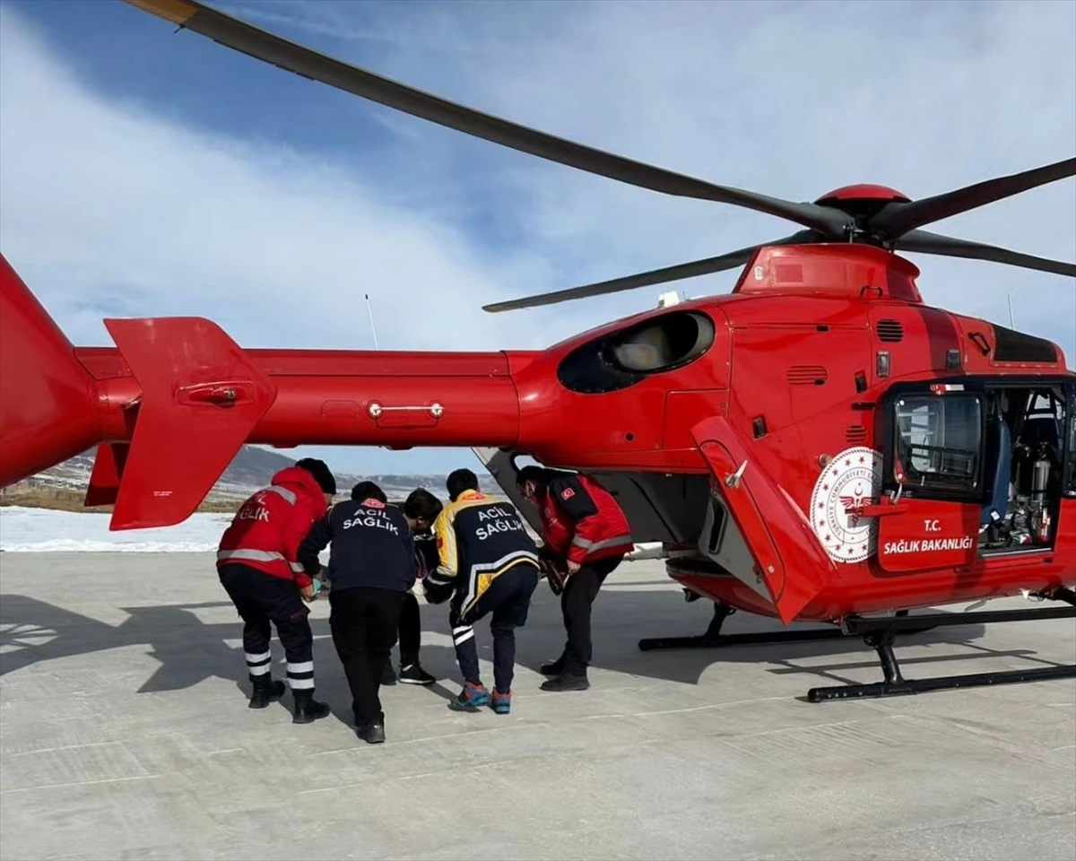 Van\'ın Başkale ilçesinde rahatsızlanan hamile kadın ambulans helikopterle hastaneye ulaştırıldı