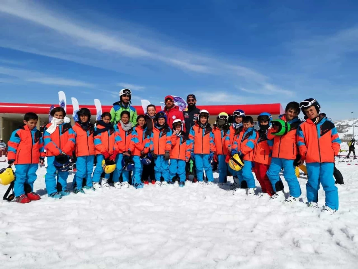 Vanlı kayakçılar Erzincan\'da yapılan yarışmada 3 madalya kazandı