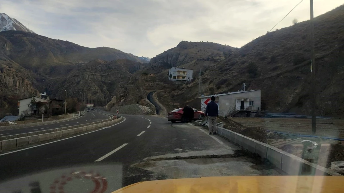 Erzurum\'da virajı alamayan otomobil yoldan çıktı
