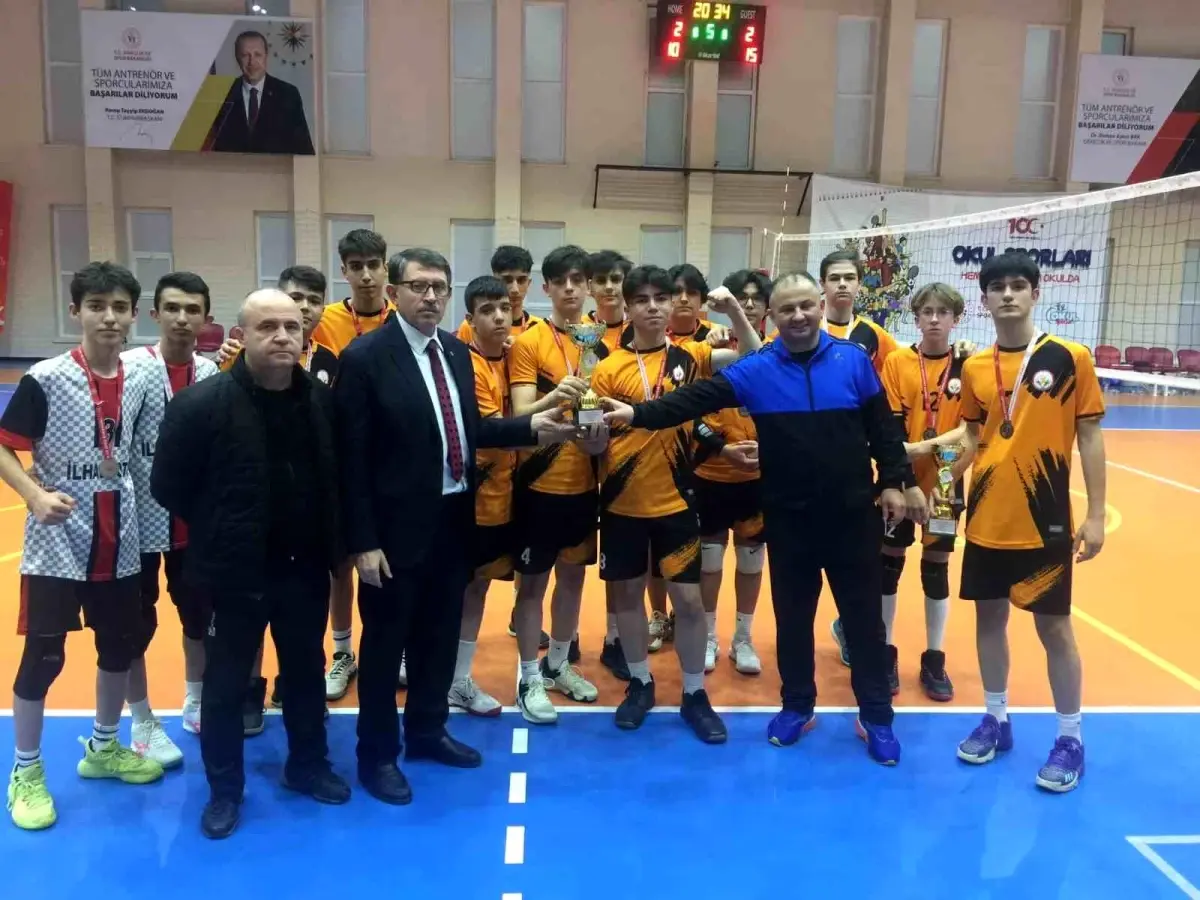 Kayseri Elit Voleybol Kulübü Genç Erkekler Voleybol Sezonunu Şampiyon Tamamladı