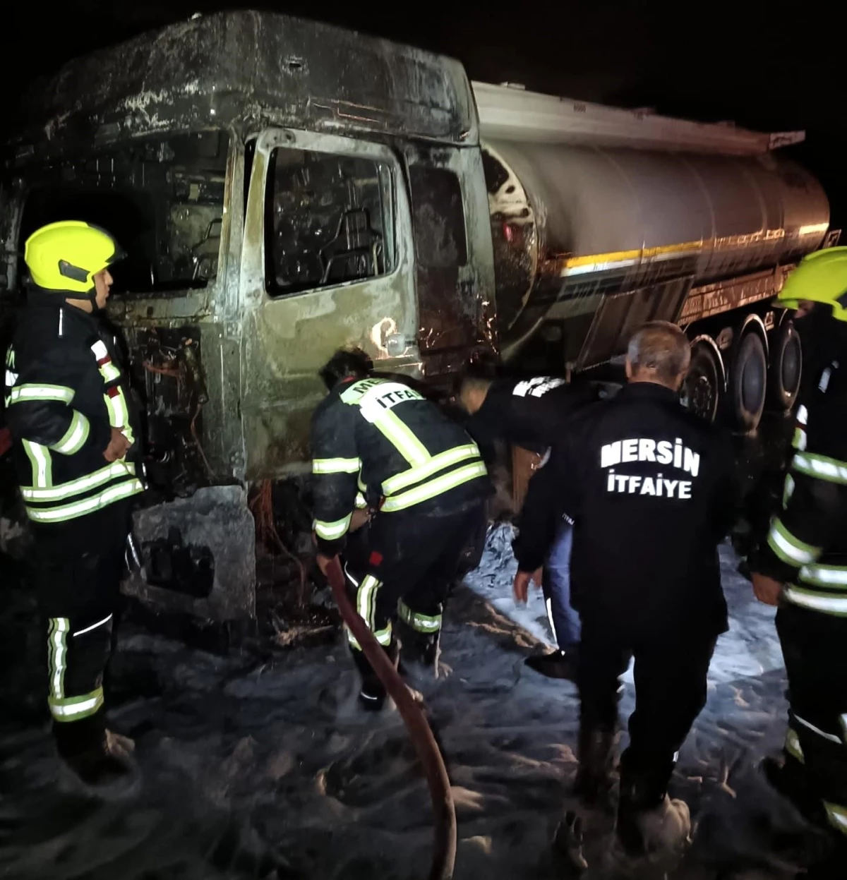 Mersin\'de Akaryakıt Dolu Tanker Yangını Kontrol Altına Alındı