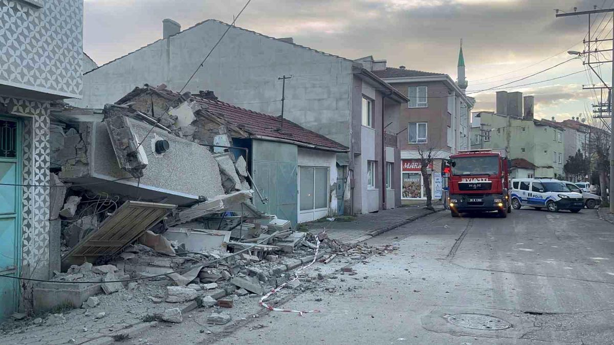Eskişehir\'de 70 yıllık bina çöktü, can kaybı yaşanmadı