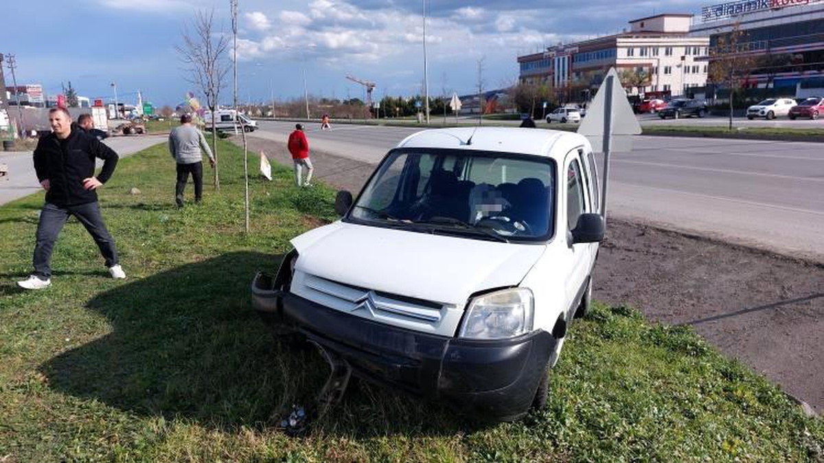 Samsun\'da Hafif Ticari Araç Su Kanalına Uçtu: 2 Yaralı