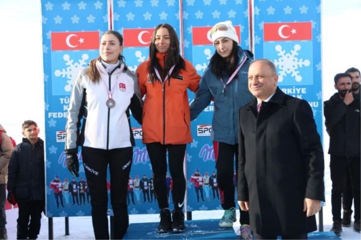 Yüksekova\'da düzenlenen Türkiye Kayaklı Koşu Eleme Yarışması sona erdi