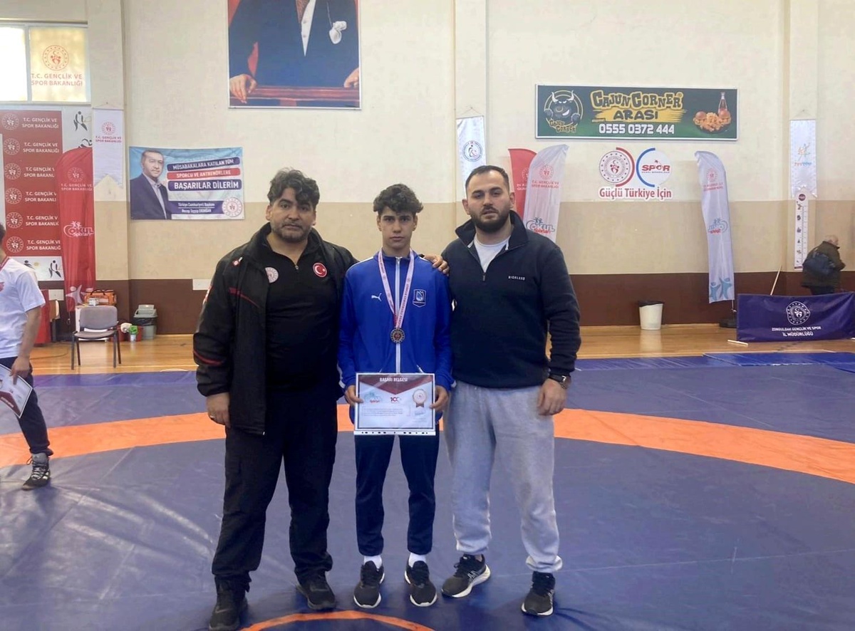 Yunusemre Belediyespor Genç Güreşçisi Kadir Kadiroğlu Gümüş Madalya Kazandı