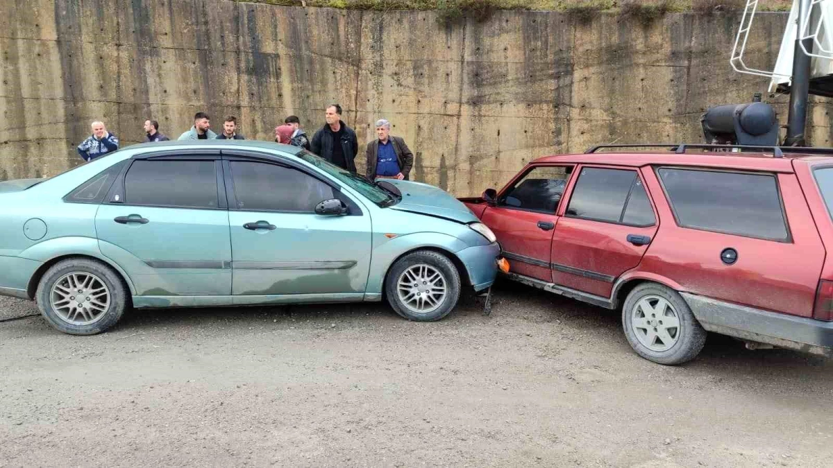 İnebolu\'da üç otomobilin karıştığı kaza, sürücüler yara almadan atlatıldı