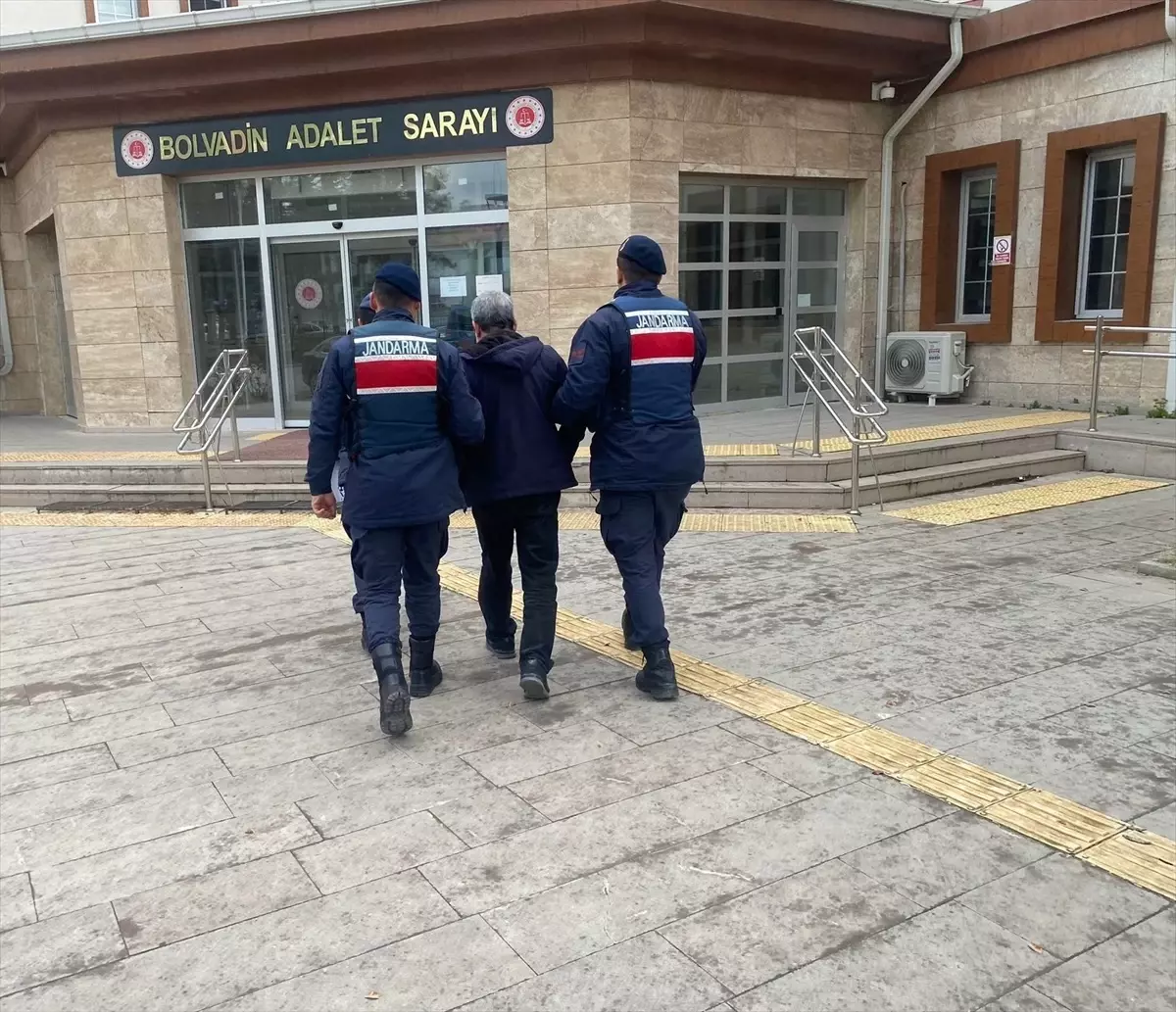 Afyonkarahisar'da kesinleşmiş hapis cezası bulunan 2 hükümlü yakalandı