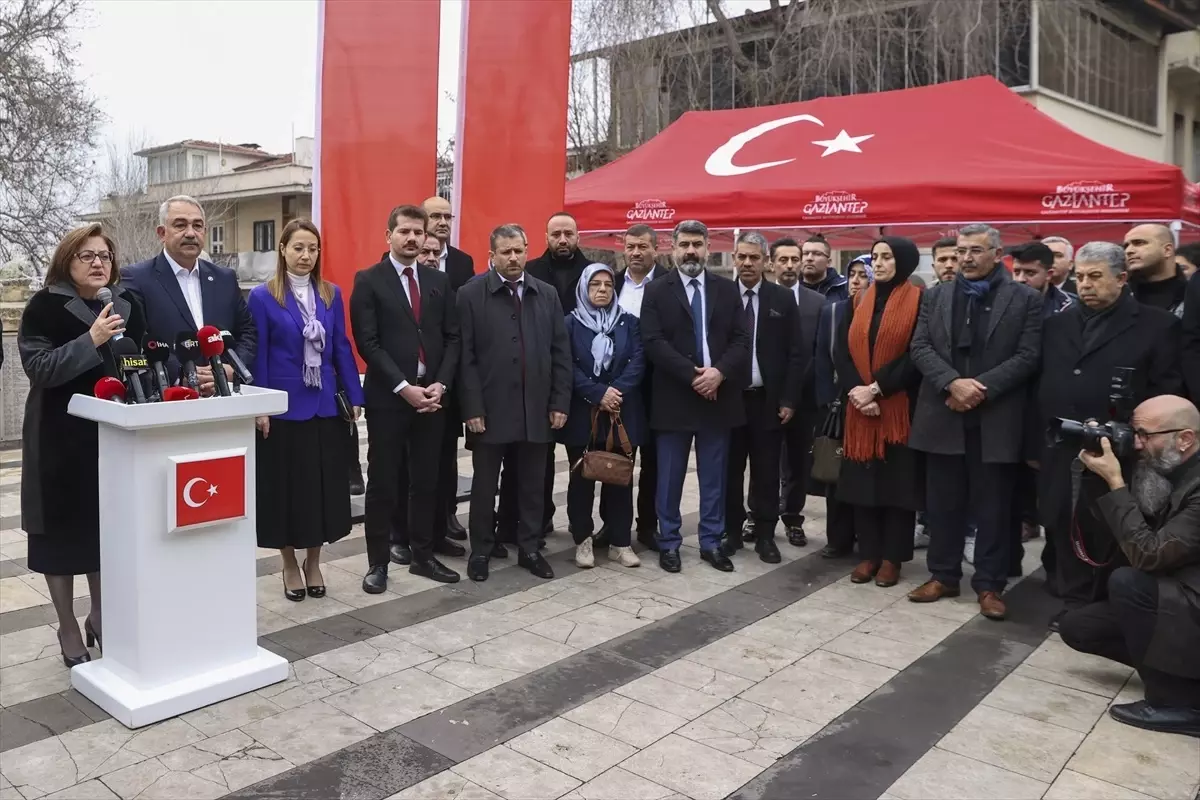 Fatma Şahin, seçim çalışmalarına Şehitlik Anıtı ziyaretiyle başladı