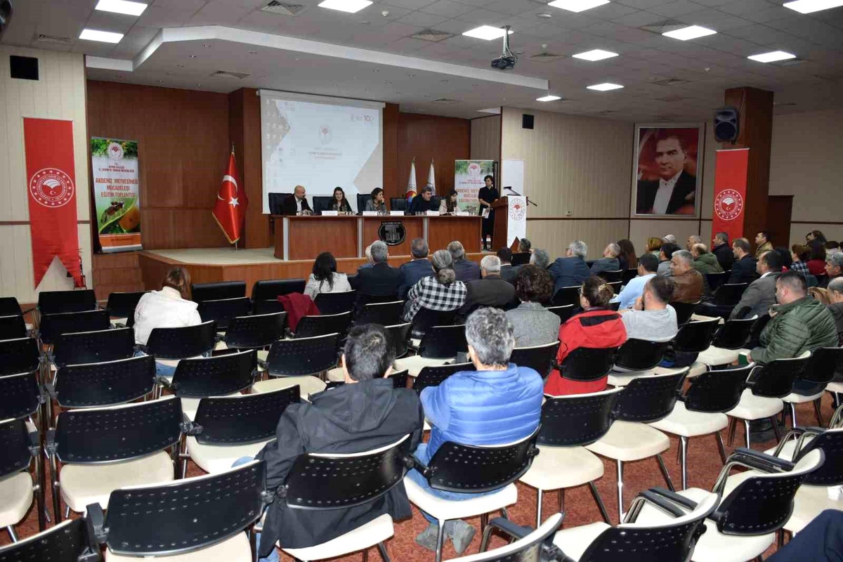 Aydın\'da Akdeniz Meyve Sineği Mücadelesi Eğitim Toplantısı Gerçekleştirildi