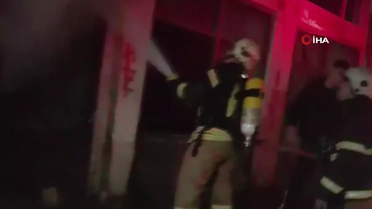 Antakya'da alev alev yanan iş yeri kullanılmaz hale geldi