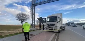 Konya'da TIR'ın çarptığı yön levhası şoförün başına isabet etti, hayatını kaybetti