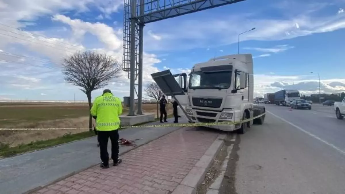 Konya'da TIR'ın çarptığı yön levhası şoförün başına isabet etti, hayatını kaybetti