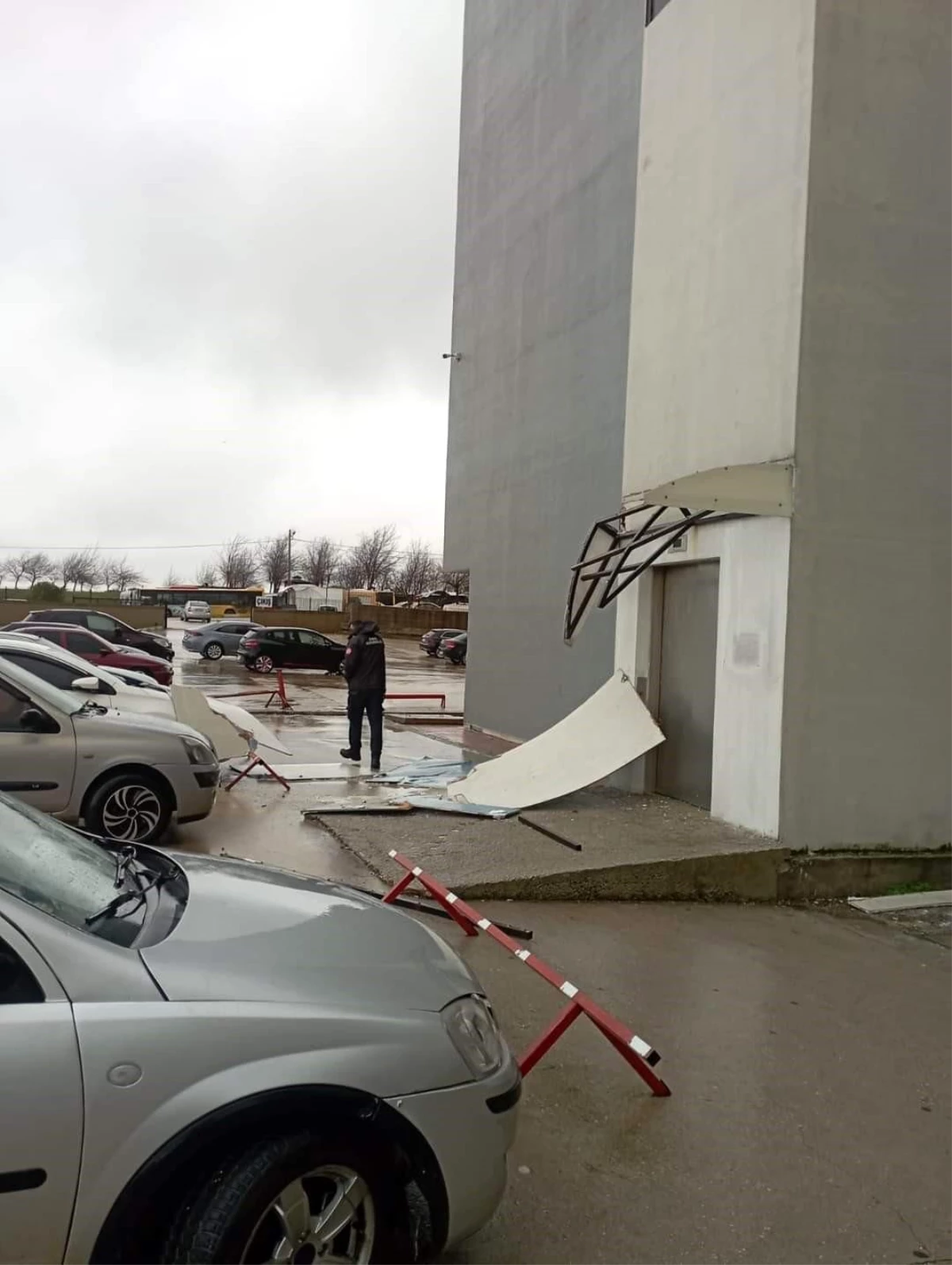 Bandırma\'da Şiddetli Rüzgar Hastane Dış Kaplamasını Uçurdu