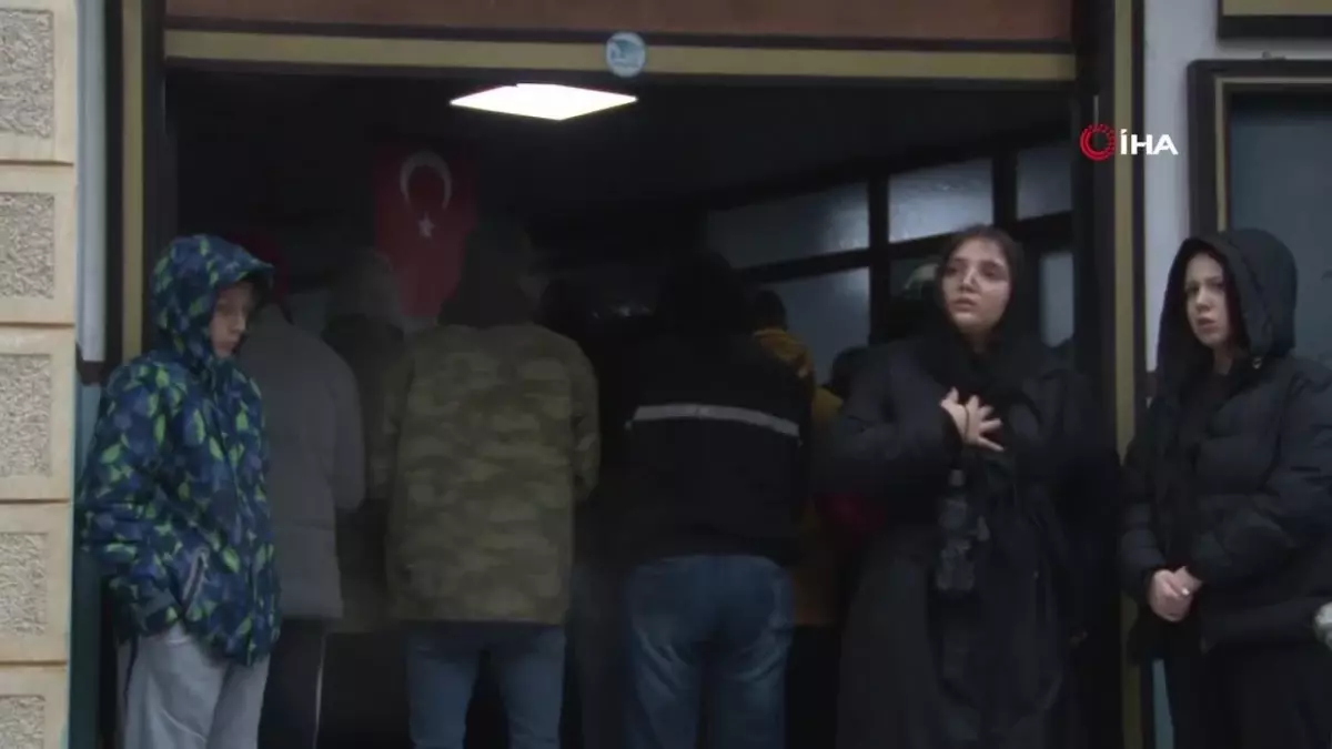 Bayrampaşa'da erkek arkadaşı tarafından öldürülen Nazlı Elmas son yolculuğuna uğurlandı