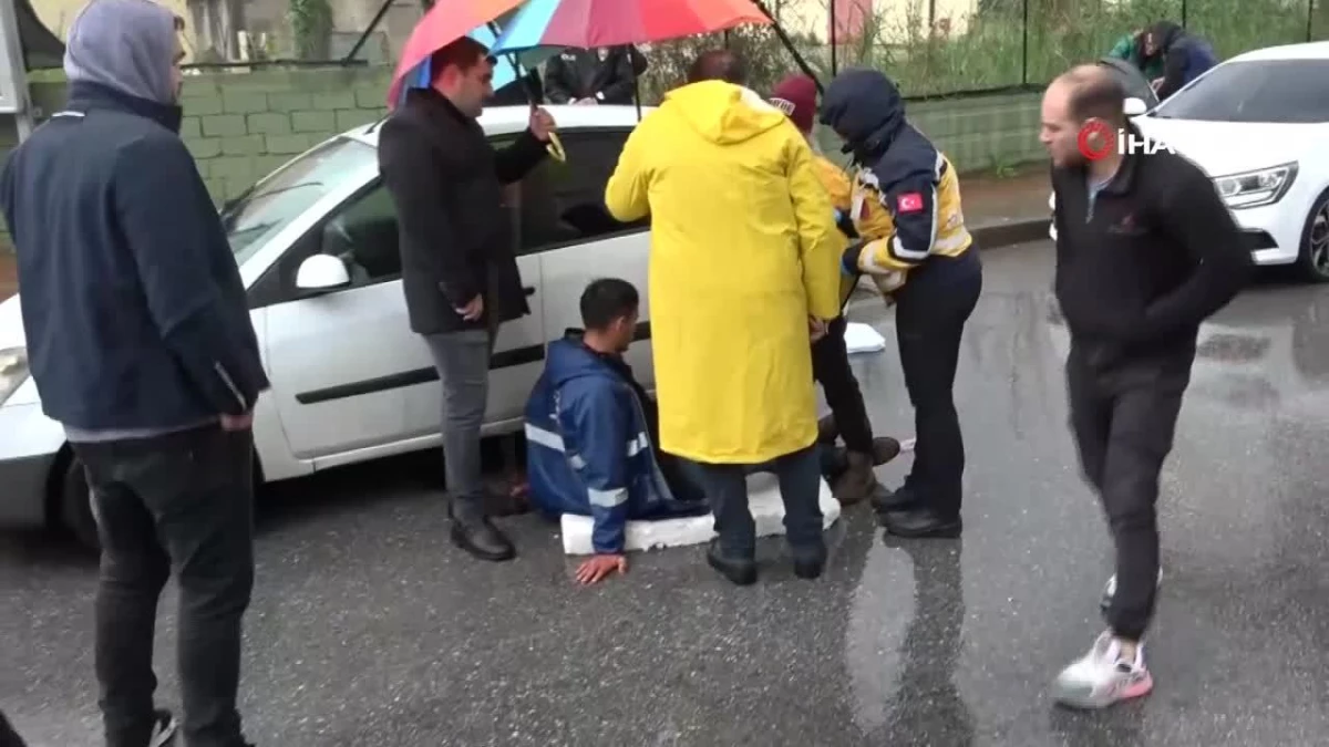 Bıçaklanan belediye personelini yağmurdan şemsiye ve köpükle korudular