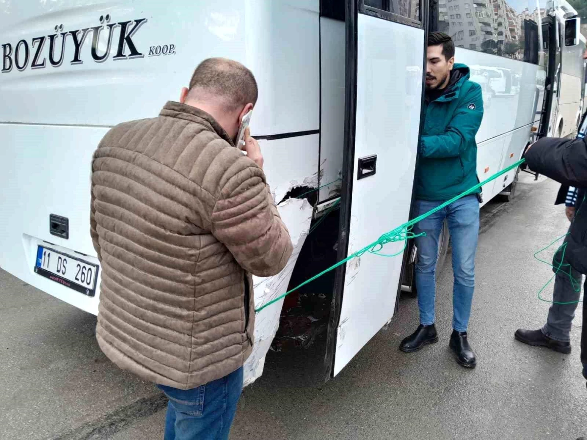 Bilecik\'te Minibüs ile Midibüs Çarpışması: 1 Yaralı