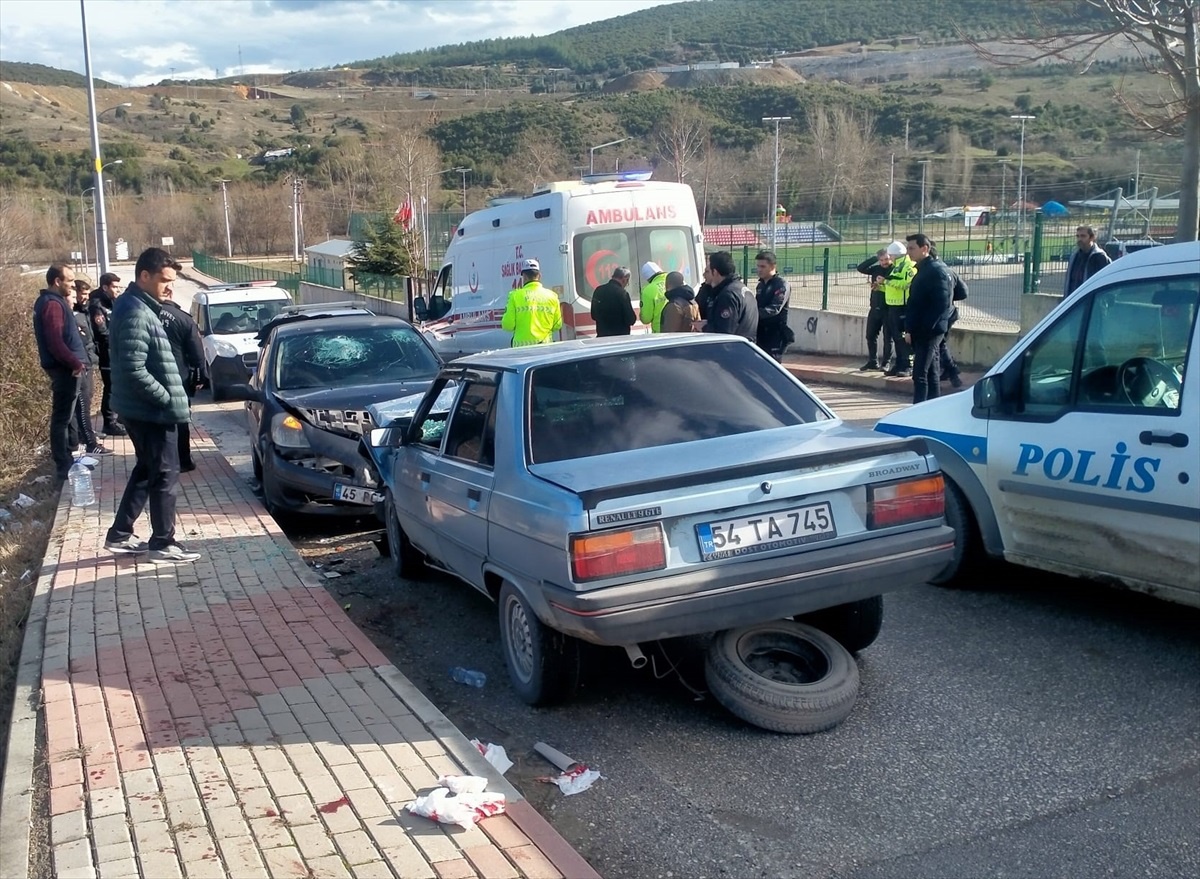 Bilecik\'te iki otomobilin çarpıştığı kazada 3 kişi yaralandı