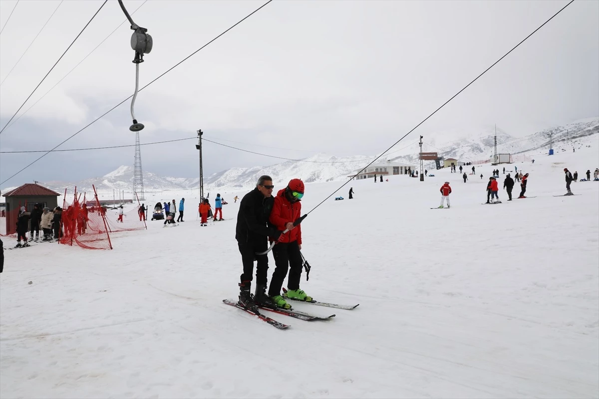 Bitlis Valisi Erol Karaömeroğlu El-Aman Hanı Kayak Merkezi\'nde inceleme yaptı