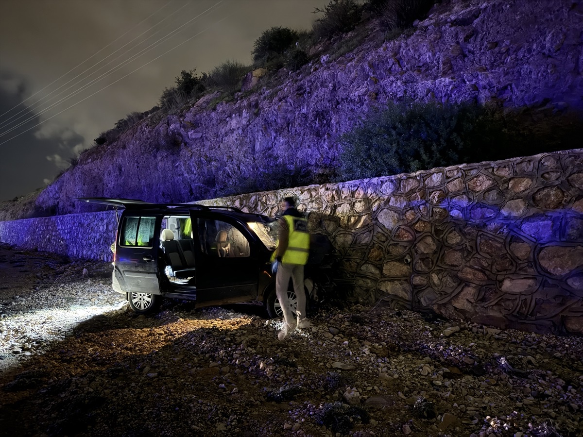 Bodrum\'da Hafif Ticari Araçla Motosiklet Çarpıştı: 1 Ölü, 1 Yaralı