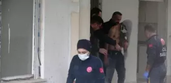 Evsiz adam, uyuduğu apartmanda yaktığı ateşle yaralandı