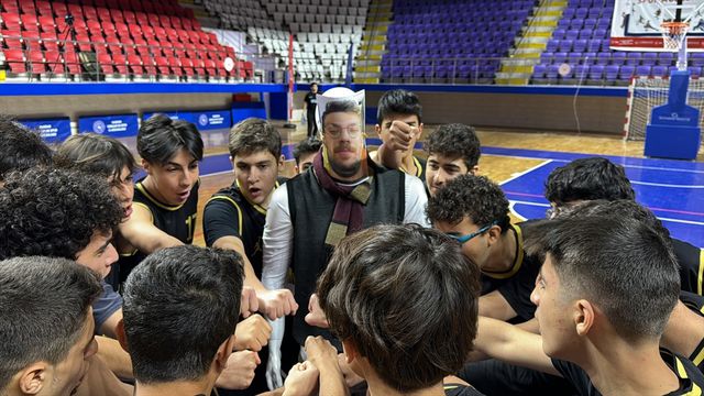 Antrenör, maçlardan men cezası alınca oyuncularına moral olsun diye manken gönderdi Antrenör, maçlardan men cezası alınca oyuncularına moral olsun diye manken gönderdi