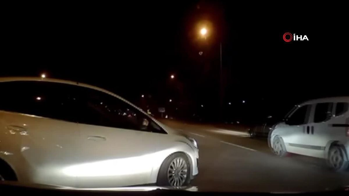 Bursa\'da faciadan dönülen anlar kamerada... Makas atan maganda kazaya sebep oldu