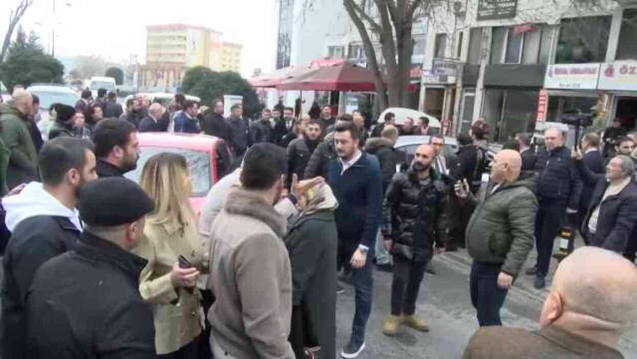 BÜYÜKÇEKMECE BELEDİYESİ ÖNÜNDE DARBEDİLEN KADIN ŞİKAYETÇİ OLDU BÜYÜKÇEKMECE BELEDİYESİ ÖNÜNDE DARBEDİLEN KADIN ŞİKAYETÇİ OLDU
