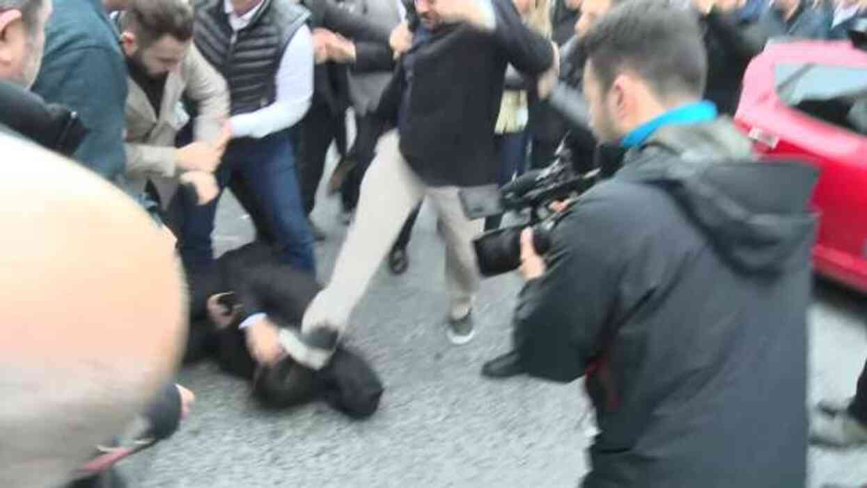 BÜYÜKÇEKMECE BELEDİYESİ ÖNÜNDE DARBEDİLEN KADIN ŞİKAYETÇİ OLDU BÜYÜKÇEKMECE BELEDİYESİ ÖNÜNDE DARBEDİLEN KADIN ŞİKAYETÇİ OLDU