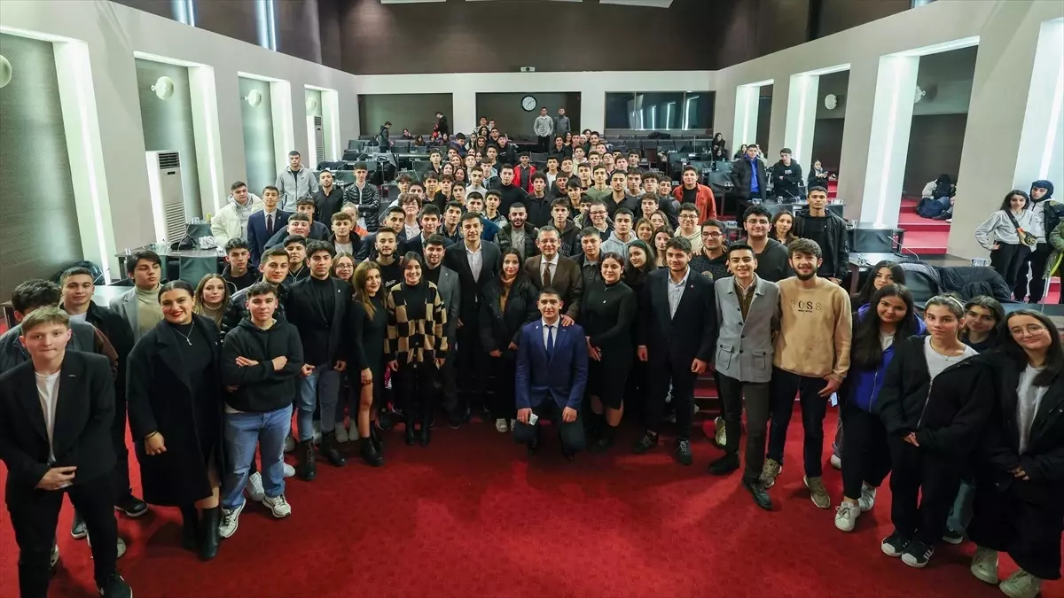 CHP Genel Başkanı Özgür Özel, gençlerin siyasette temsil edilmesine kararlı