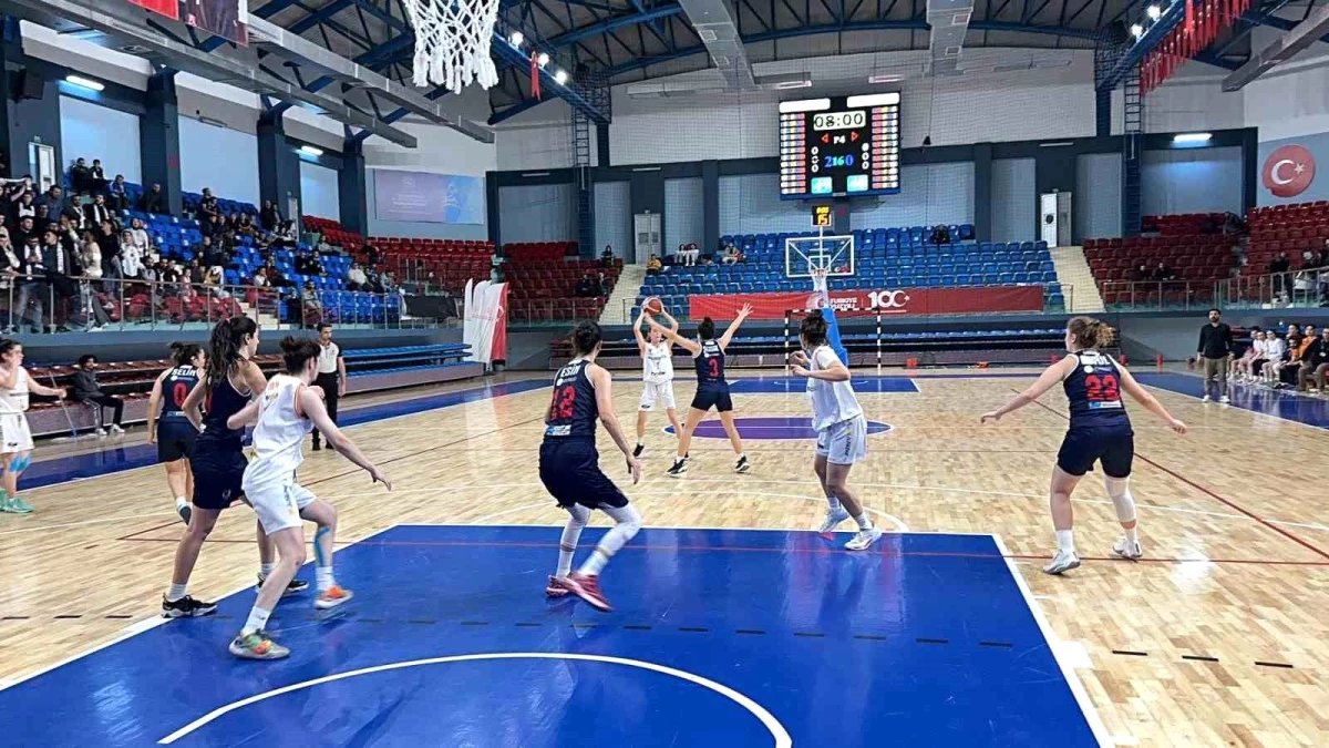 Düzce Atletik, Kadıköy Basketbol\'u 58-54 yenerek galip geldi