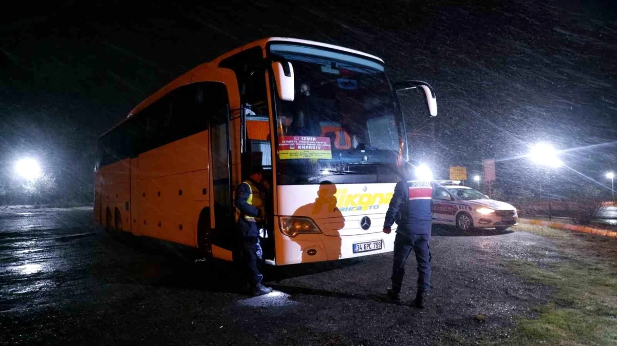 Edirne\'de polis servis aracı ile otobüsün çarpışması sonucu 11 kişi yaralandı