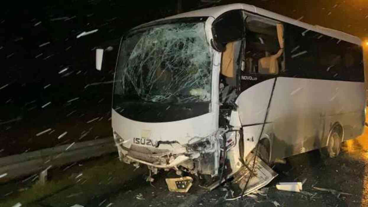 Edirne'de polis servis midibüsü ile turist otobüsü çarpıştı: 10'u polis 11 kişi yaralandı Edirne'de polis servis midibüsü ile turist otobüsü çarpıştı: 10'u polis 11 kişi yaralandı