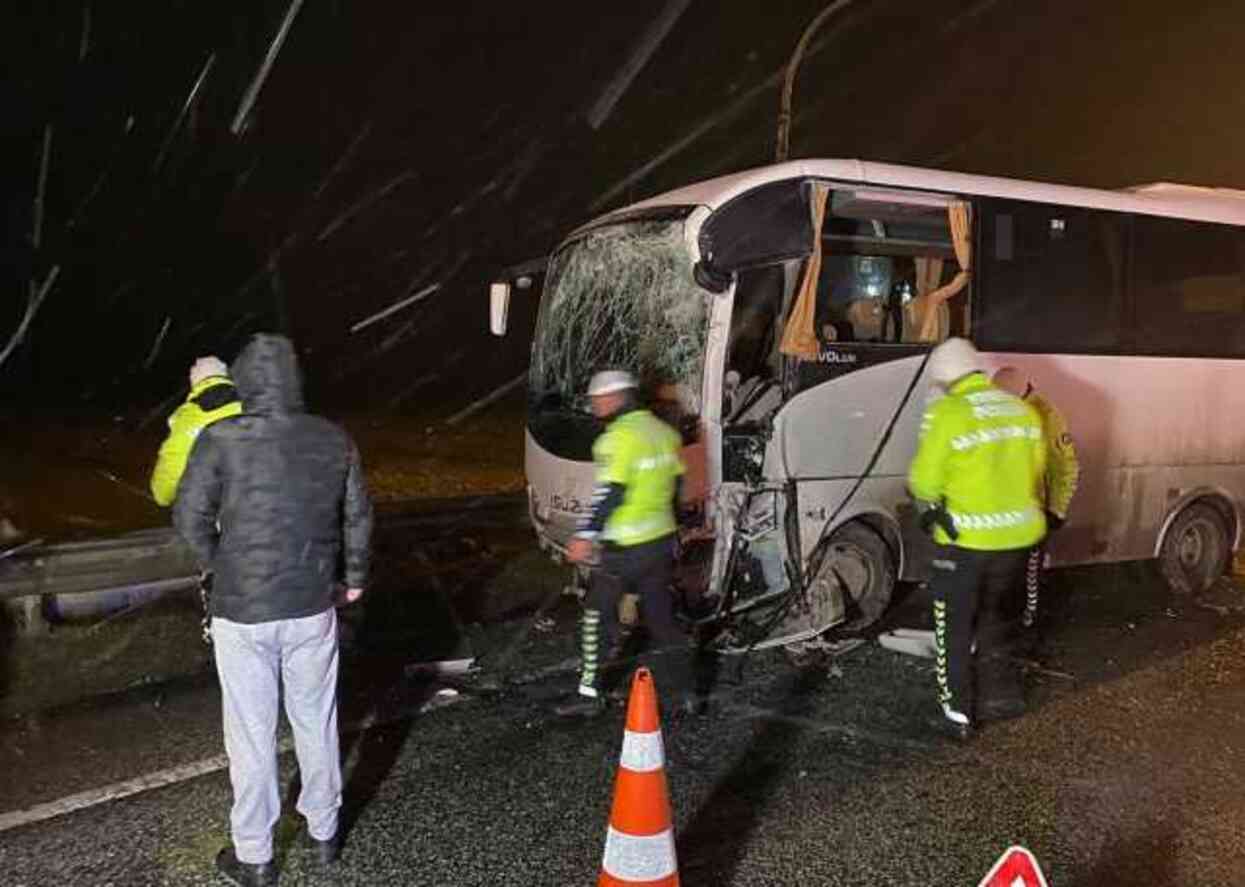 Edirne'de polis servis midibüsü ile turist otobüsü çarpıştı: 10'u polis 11 kişi yaralandı Edirne'de polis servis midibüsü ile turist otobüsü çarpıştı: 10'u polis 11 kişi yaralandı