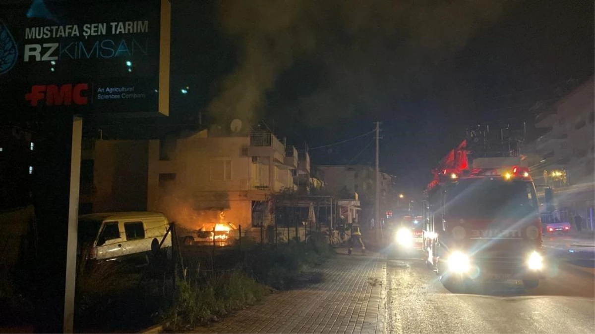 Antalya\'da evin önünde park halindeki araç alev alev yandı