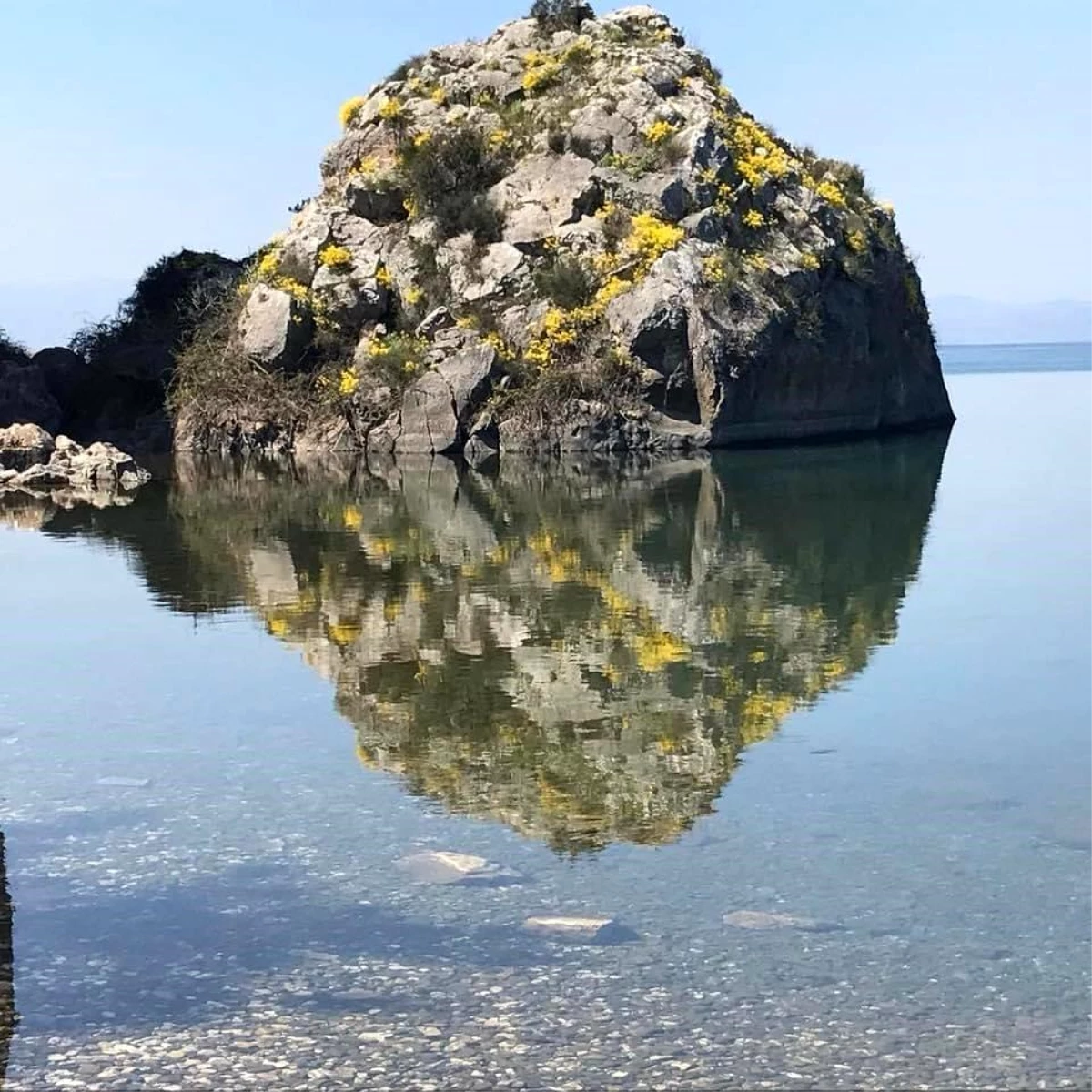 İznik Gölü\'ndeki Müşküle Kayası\'ndan çıkan figürler sosyal medyada rekor kırıyor