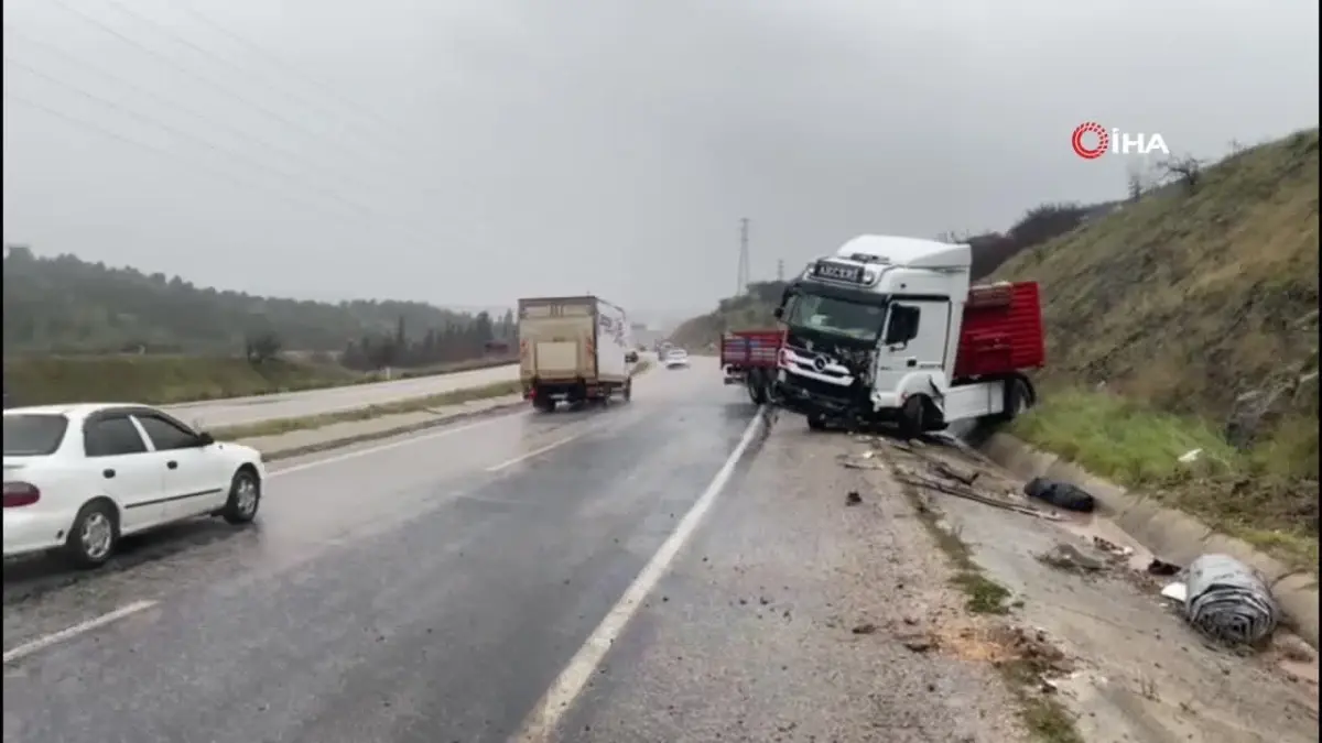 Gönen-Bandırma Kara Yolu\'nda tır devrildi