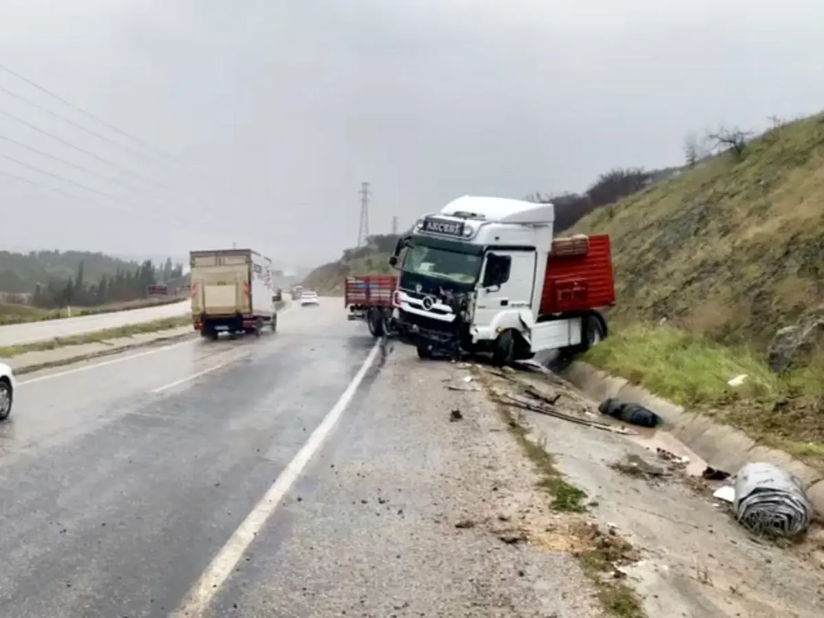 Balıkesir Gönen\'de Yağış Nedeniyle Tır Devrildi, Şoför Yaralandı