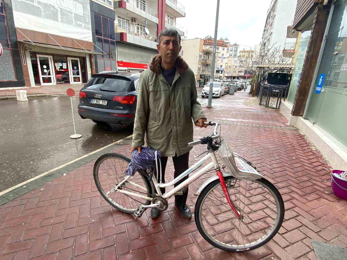 Bağımsız Belediye Başkan Adayı Bisikletle Seçim Çalışıyor