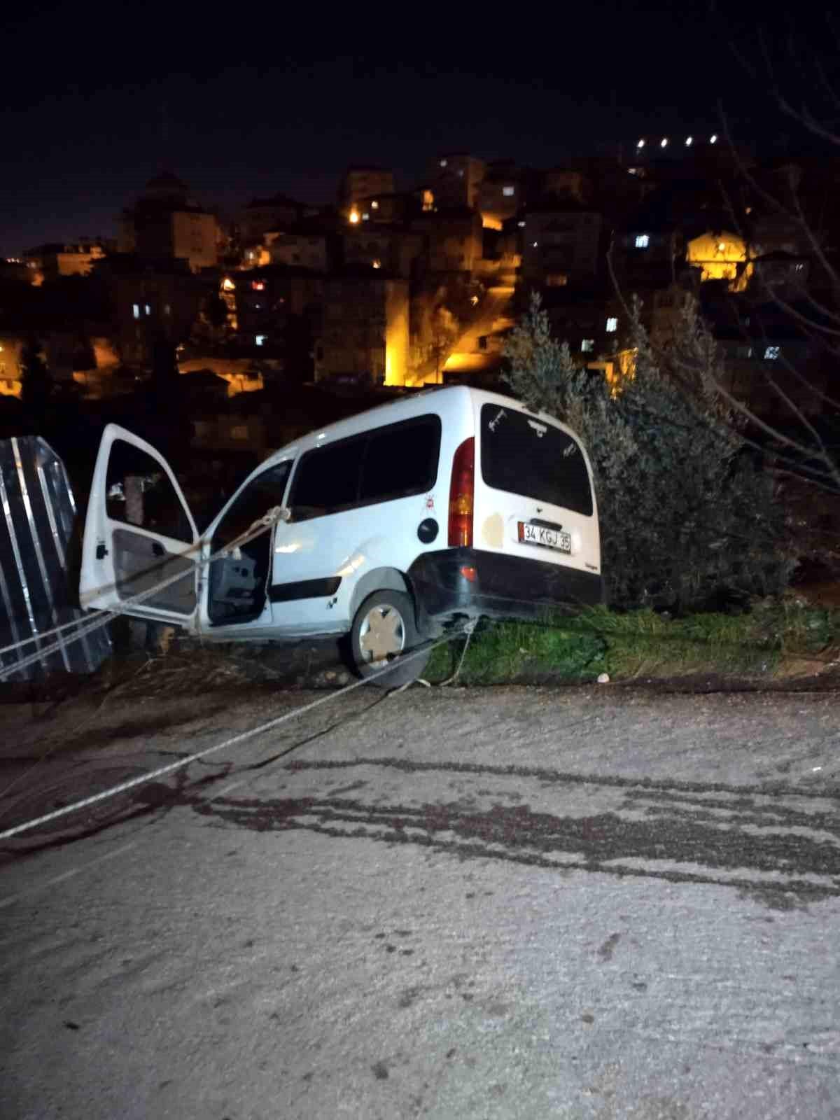 Pendik\'te Hafif Ticari Araç Yokuş Aşağı Çalıştırılırken Kaza