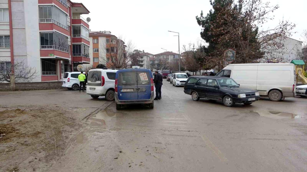 Malatya\'da iki hafif ticari araç çarpışması: 2 kişi yaralandı