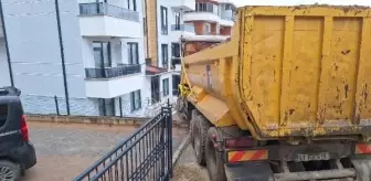 İzmit'te hafriyat kamyonu istinat duvarında asılı kaldı