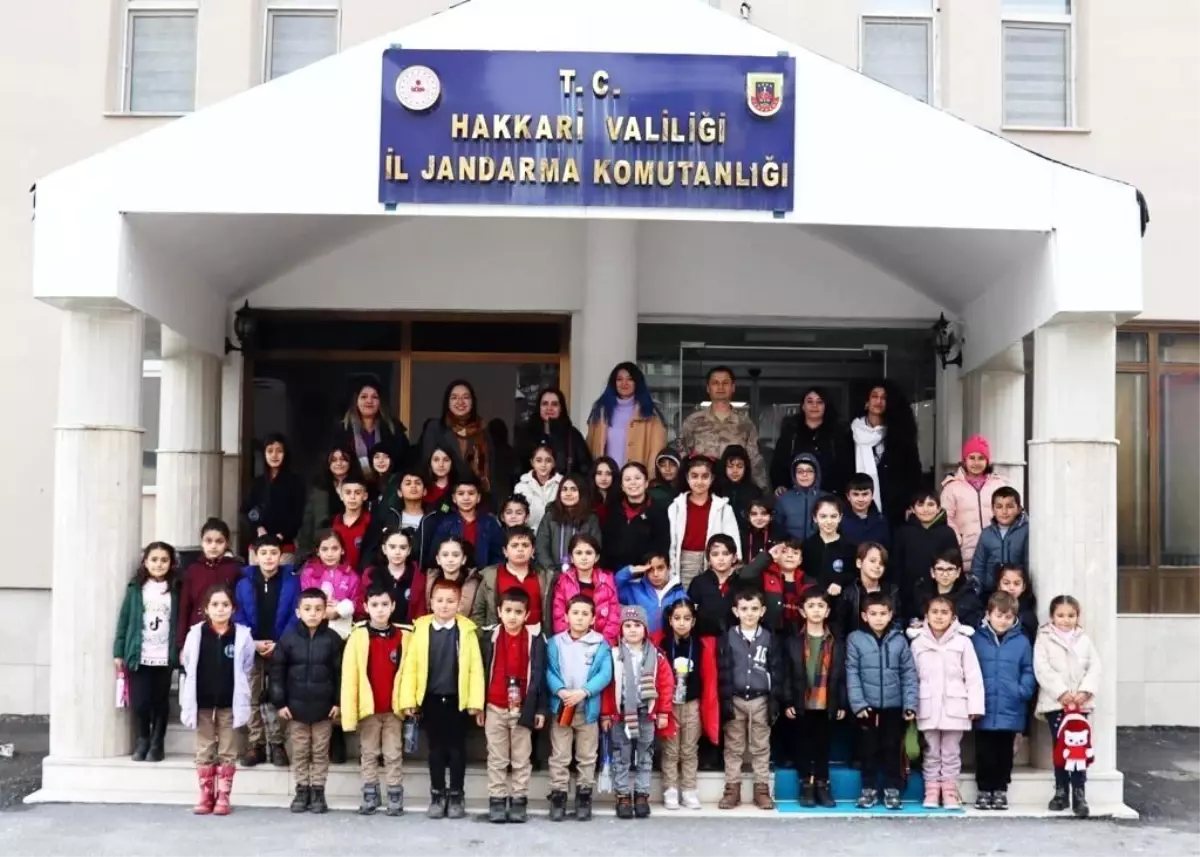 Hakkari İl Jandarma Komutanlığı Öğrencilere Sinema Etkinliği Düzenledi