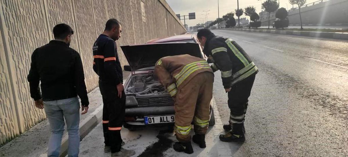 İskenderun\'da seyir halindeki otomobilde çıkan yangın itfaiye ekipleri tarafından söndürüldü