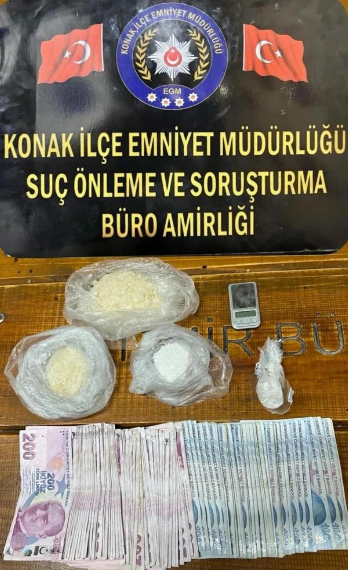 İzmir\'de uyuşturucu operasyonunda 5 kişi tutuklandı