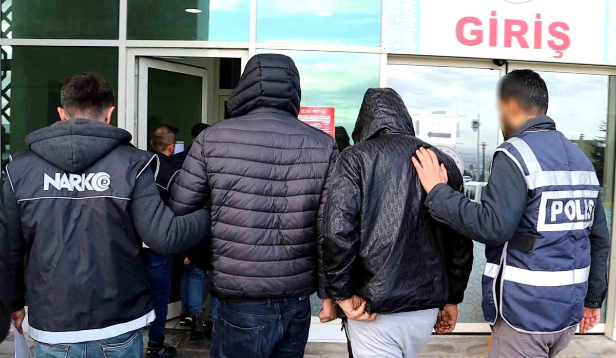 Karaman\'da asayiş uygulamalarında uyuşturucu ve ruhsatsız silahlar ele geçirildi, 12 aranan şahıs tutuklandı