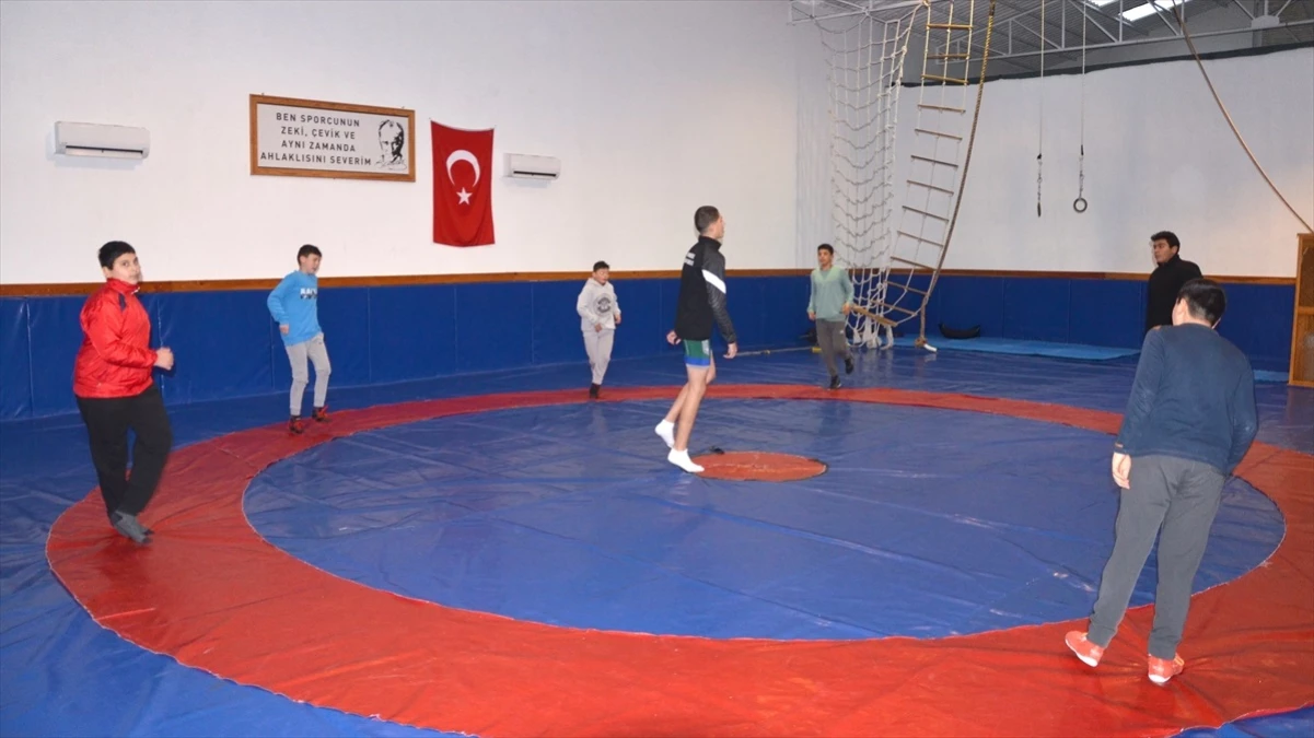 Karamürsel İdman Yurdu Spor Kulübü, yağlı ve serbest güreşte yeni şampiyon adayları yetiştiriyor