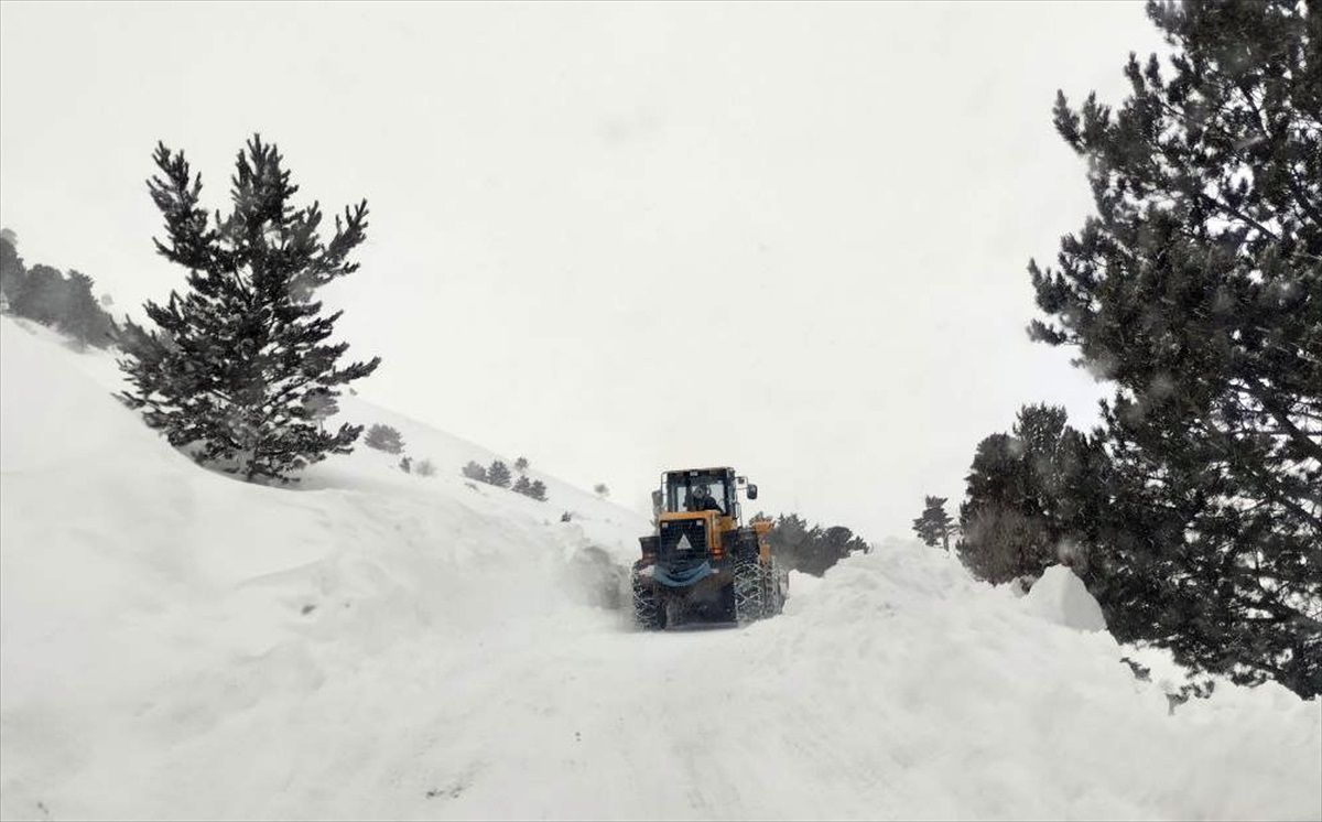 Kars\'ın Sarıkamış ilçesinde kar ve tipi nedeniyle kapanan köy yolları açılıyor