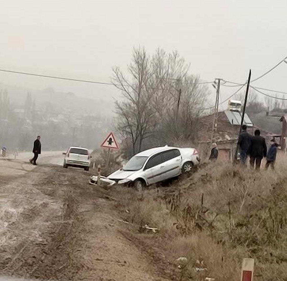 Kastamonu\'da otomobil tepeciğe çarptı, sürücü yaralandı