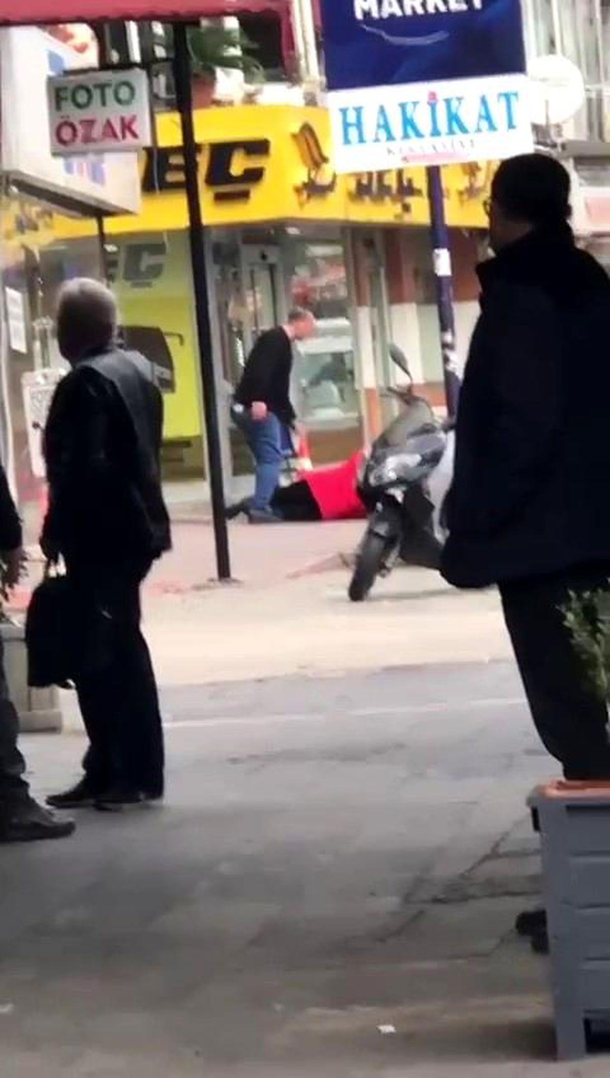 Adana\'da bir kişi kız kardeşini sokak ortasında dövdü